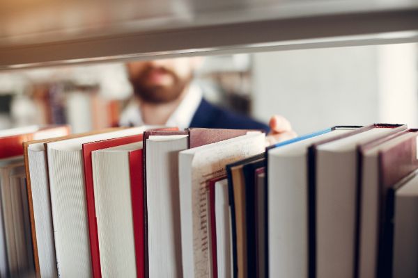 scaffale di libri