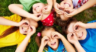 bambini-che-giocano-su-erba